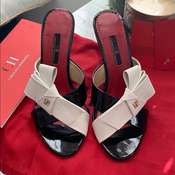 Carolina Herrera Shoes - Carolina Herrera “Leather Sandals with bow” 👡❤️